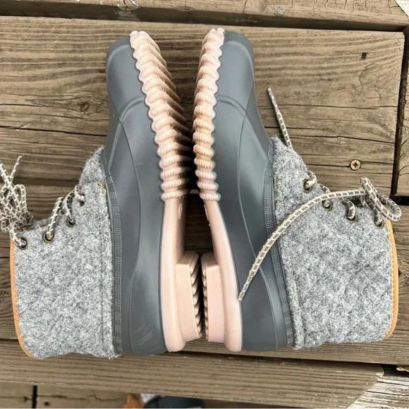 Magellan grey outdoor/rain/all weather duck shoes. Great condition!5 youth/woman - Picture 6 of 9